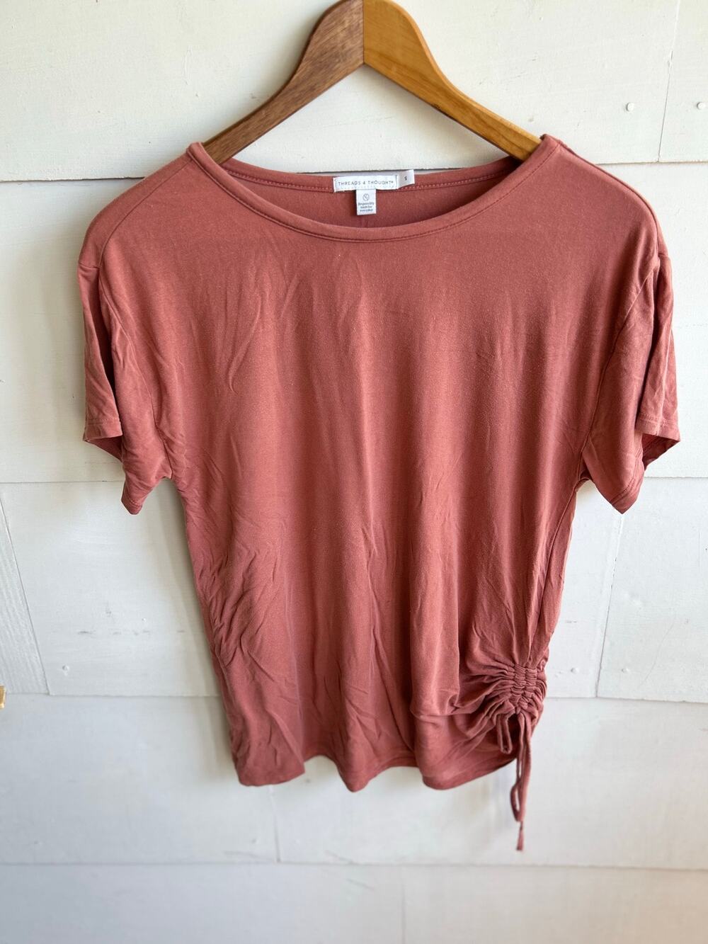 Threads 4 thought Small yoga shirtwith side rouching, very soft in terra cota